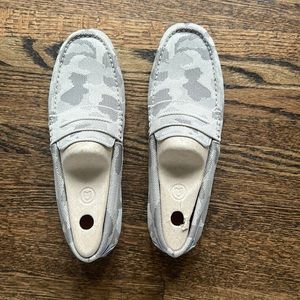 Men’s Rothys driving loafers. Camo. EUC. Size 10